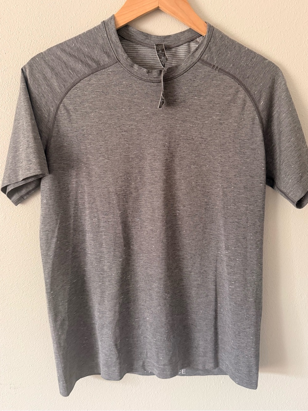 Lululemon Men's t shirt Grey Performance Short Sleeve Shirt small